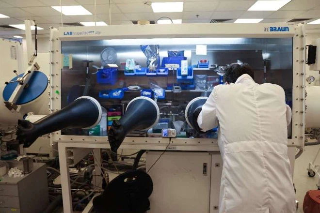 Các nhà khoa học tại StoreDot đang sản xuất pin trong buồng kín